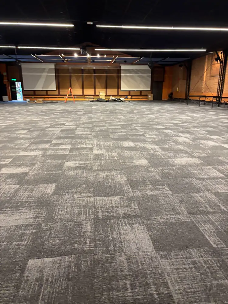 Salón grande de eventos con alfombra modular