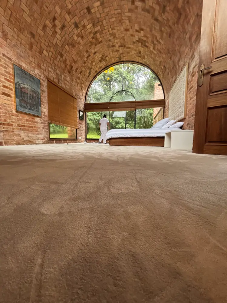 Habitación con arco de ladrillo y alfombra clara
