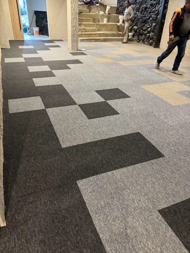 Pasillo con alfombra modular en patrón aleatorio