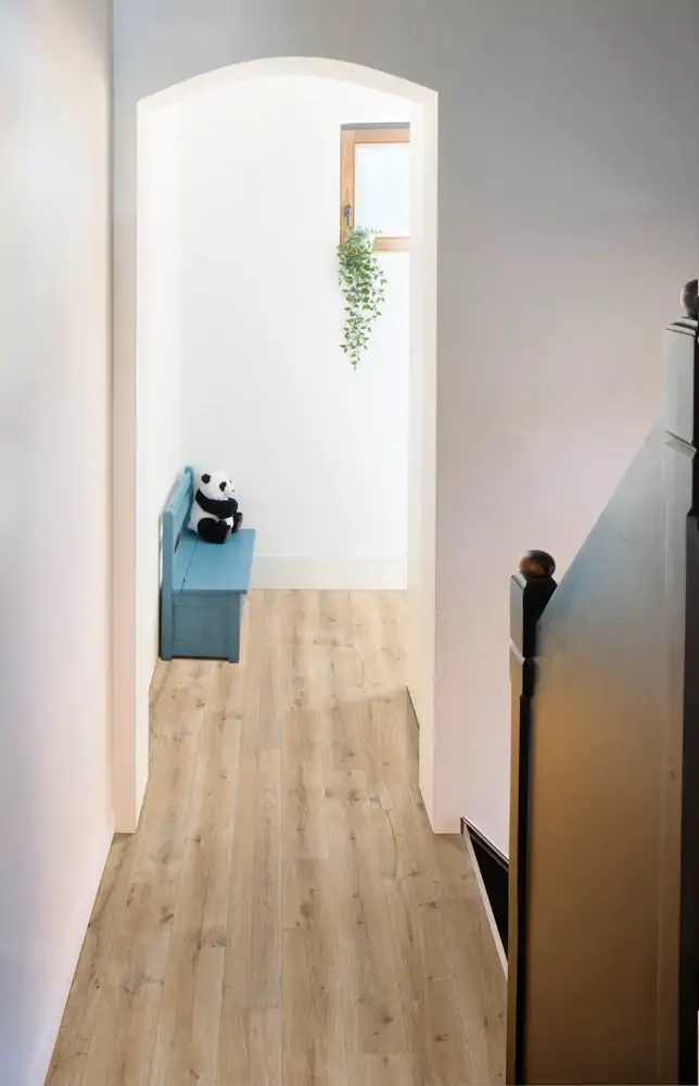 Corredor con piso vinílico tipo madera