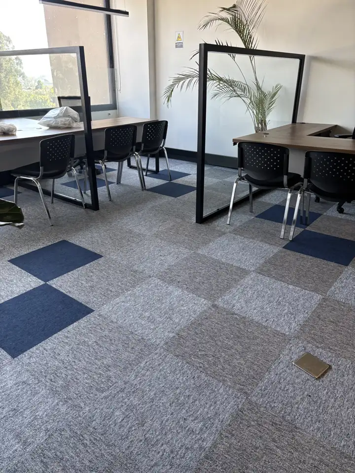 Sala de trabajo de Grupo Fi con alfombra modular Entry en ajedrez gris y azul