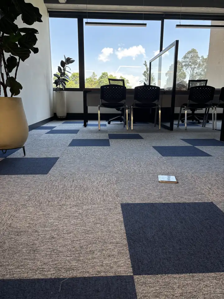 Puestos de trabajo de Grupo Fi frente al ventanal con alfombra modular Entry