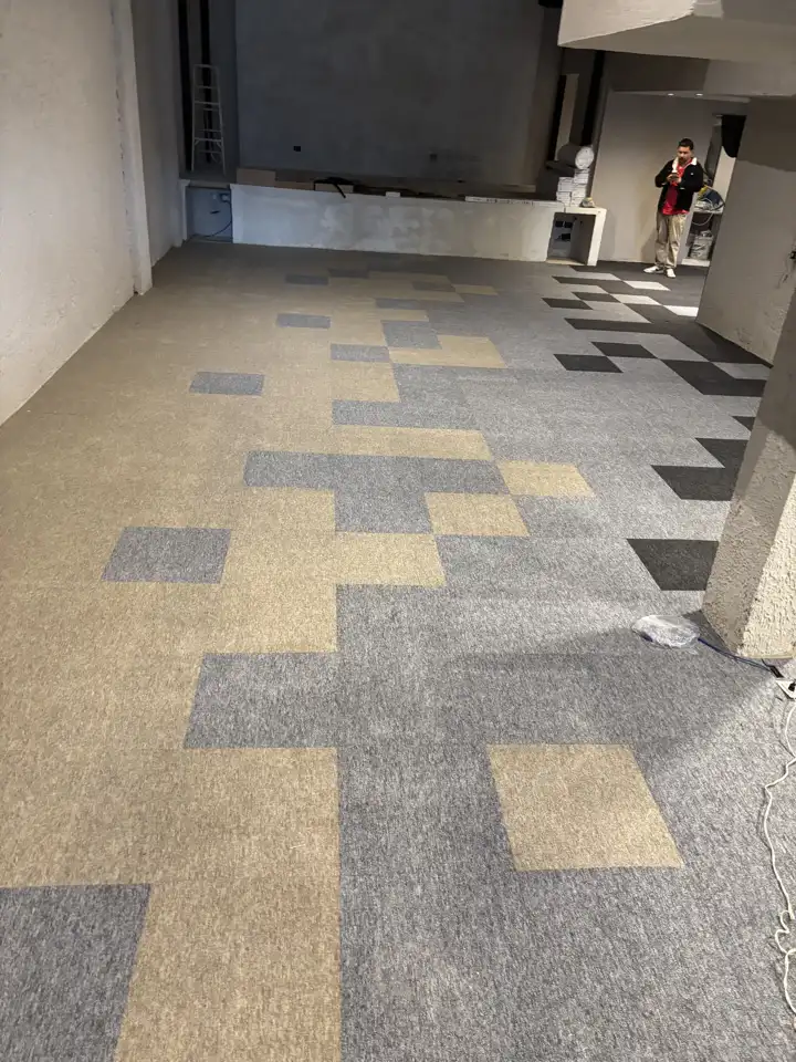 Pasillo de la Iglesia Euphoria con diseño de alfombra modular Entry en grises, arena y azul
