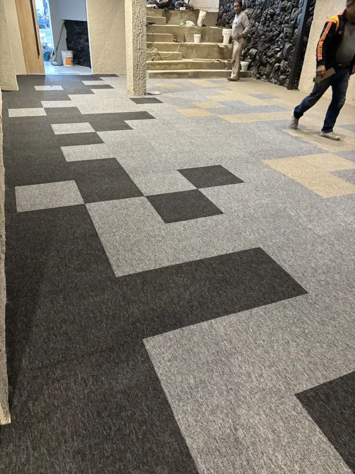 Acceso de la Iglesia Euphoria con diseño a la medida en alfombra modular Entry