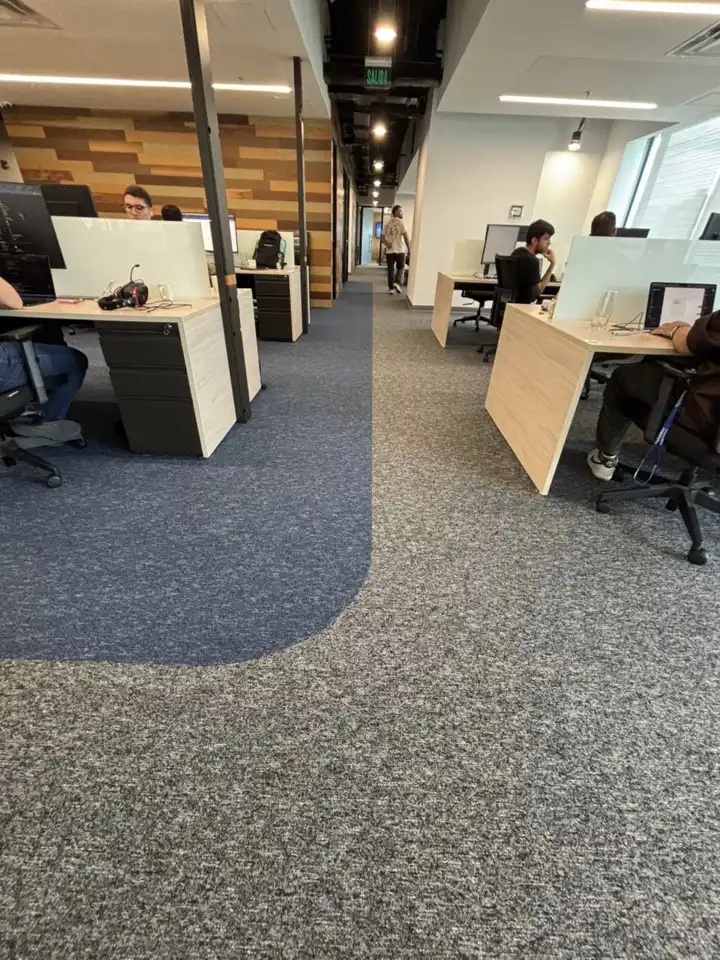 Corredor de oficinas con alfombra modular Flow gris y azul