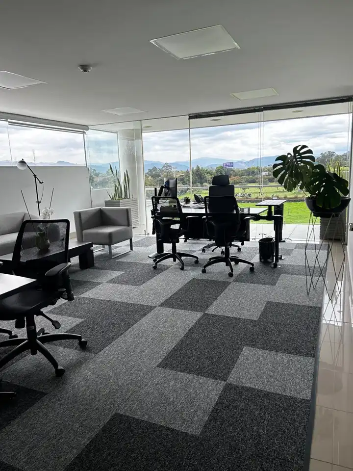 Oficina con alfombra modular Flow en ajedrez de dos grises