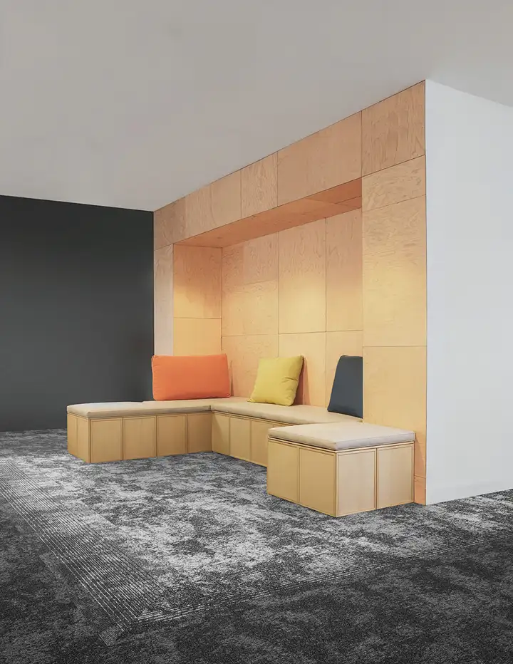 Ambiente de referencia de BLOQ con alfombra modular Glory 944, Eternity 947 y Glory 943 en grises