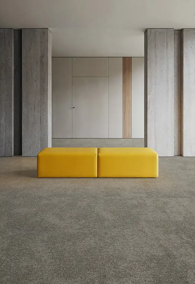Ambiente de referencia de BLOQ con alfombra modular Glory y Eternity en tonos cálidos