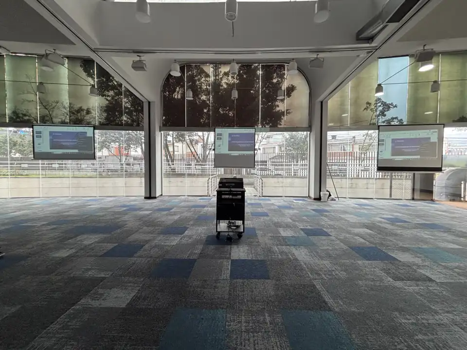 Auditorio de la Universidad Cafam con alfombra modular Sculpture en grises y azules