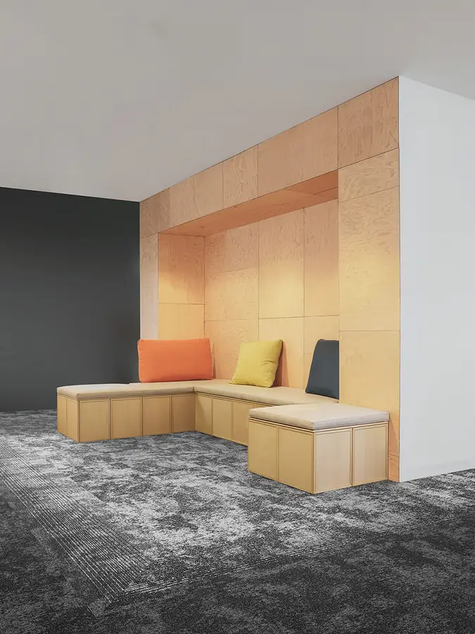 Ambiente de oficina con alfombra modular Glory de BLOQ