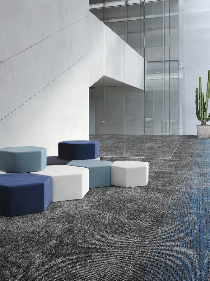 Ambiente de oficina con alfombra modular Glory 934 y 532 de BLOQ
