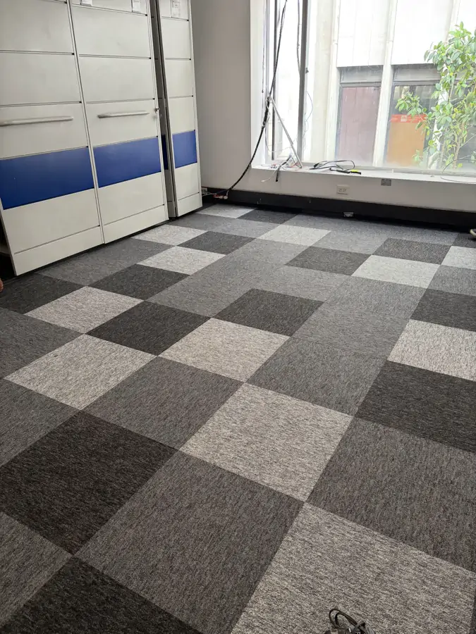 Universidad Cafam con alfombra modular en ajedrez