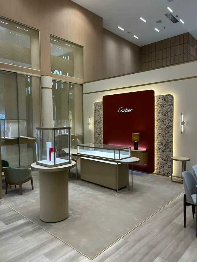 Boutique Cartier con piso de madera clara