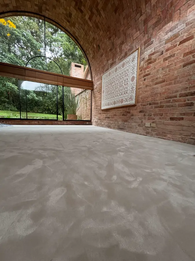 Casa La Floresta con alfombra clara y muro de ladrillo