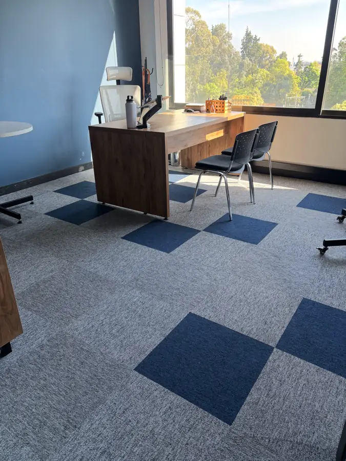 Oficina de Grupo Fi con alfombra modular azul y gris