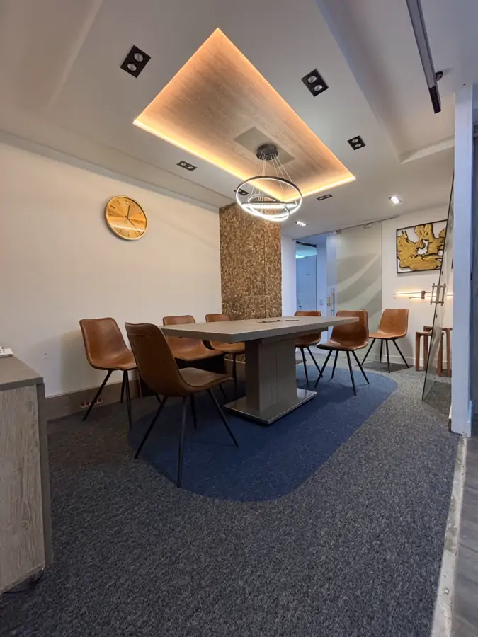 Sala de reuniones de Restrepo Abogados con alfombra azul