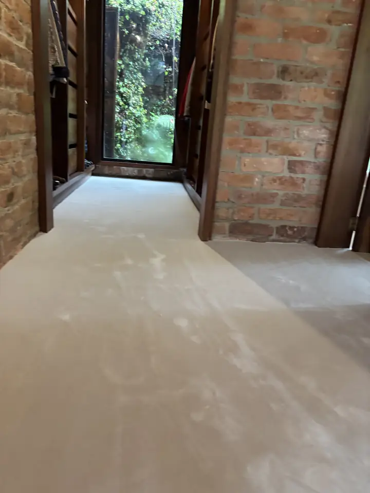 Corredor de Casa La Floresta con alfombra en rollo Mila