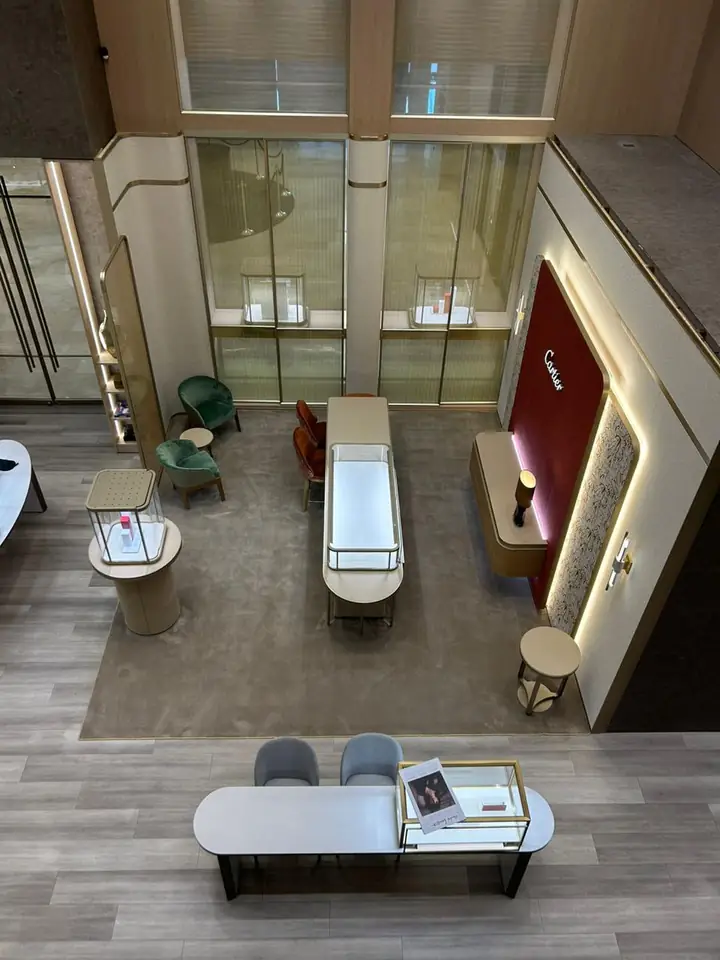 Boutique Cartier con alfombra Vanity en la zona de exhibición, vista desde arriba