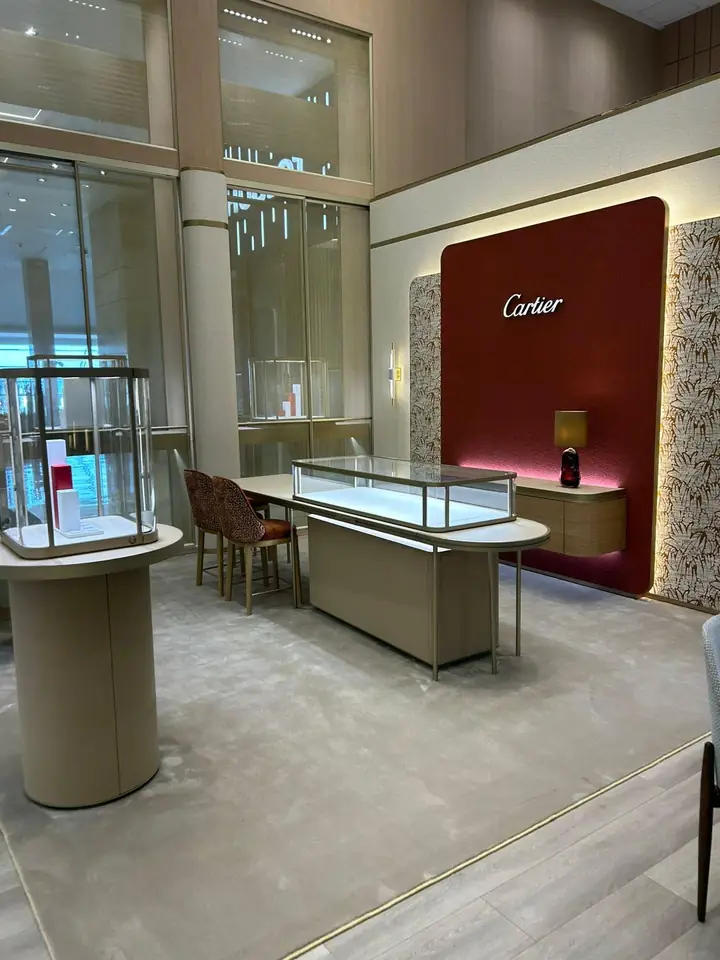 Vitrinas de la boutique Cartier sobre alfombra Vanity