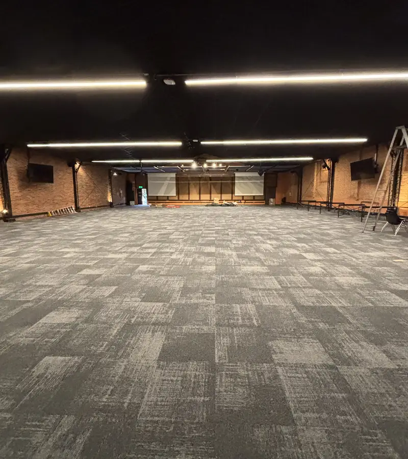 Auditorio de la Universidad El Bosque con alfombra modular