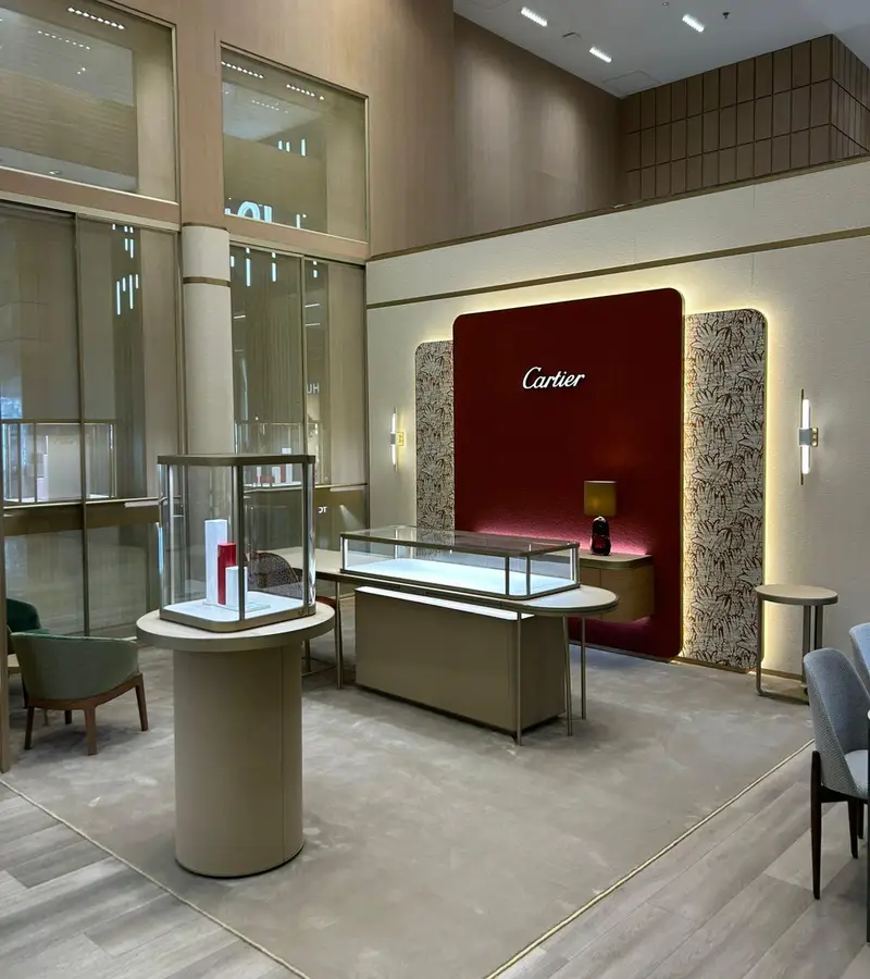 Boutique Cartier con alfombra en la zona de exhibición