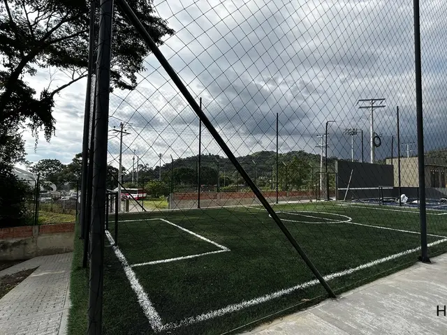 Cancha con grama sintética