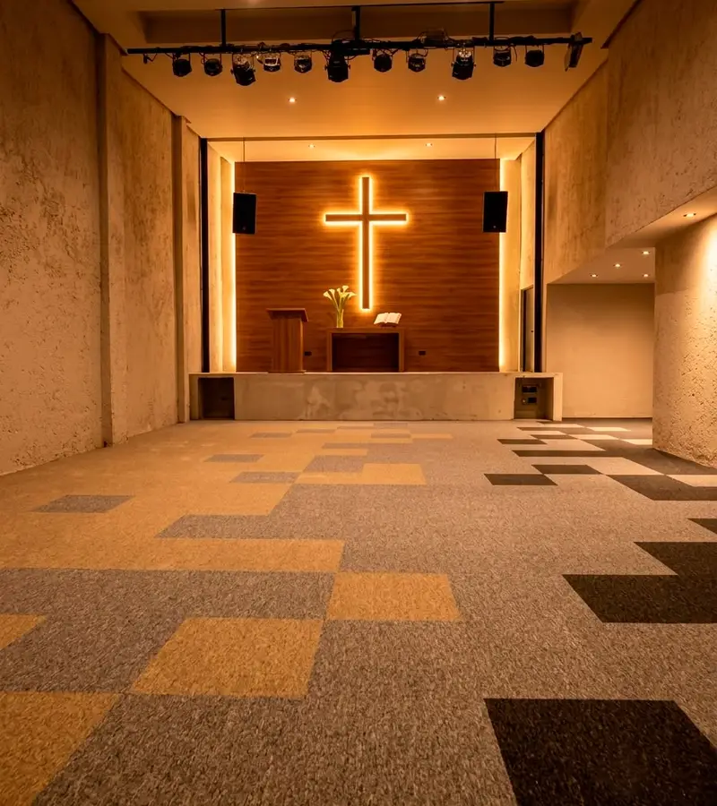 Iglesia Euphoria con alfombra modular en patrón aleatorio