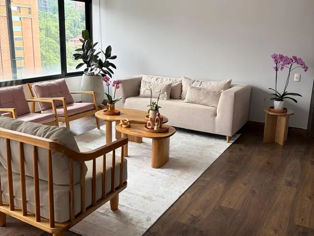 Sala con tapete de diseño y muebles en madera