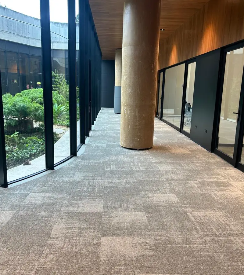 Pasillo de la Universidad de La Sabana con alfombra modular