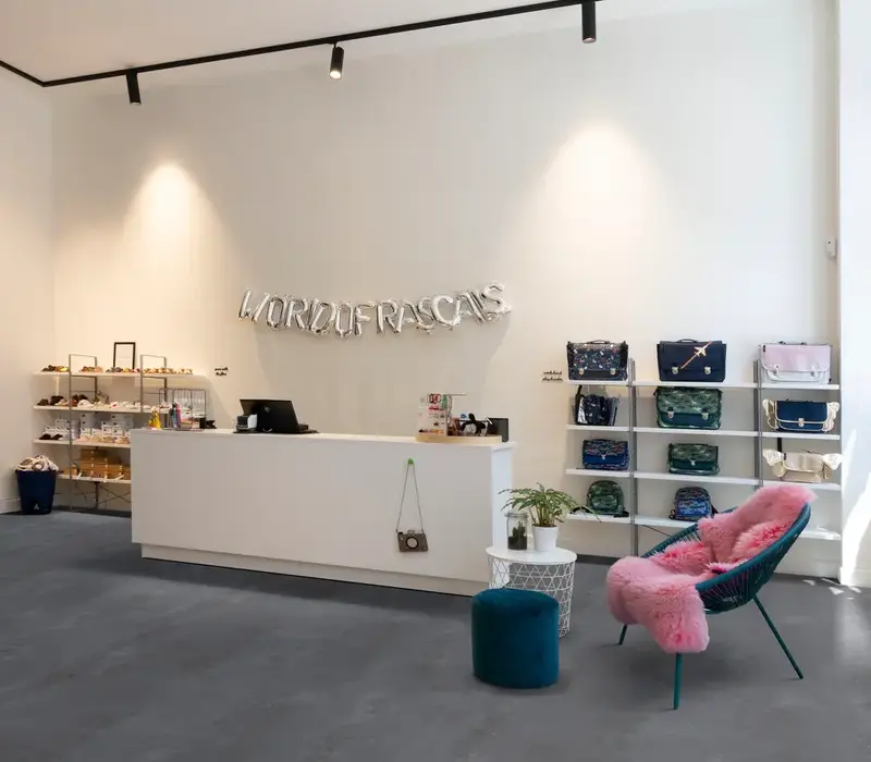 Local comercial con piso de vinilo tipo concreto