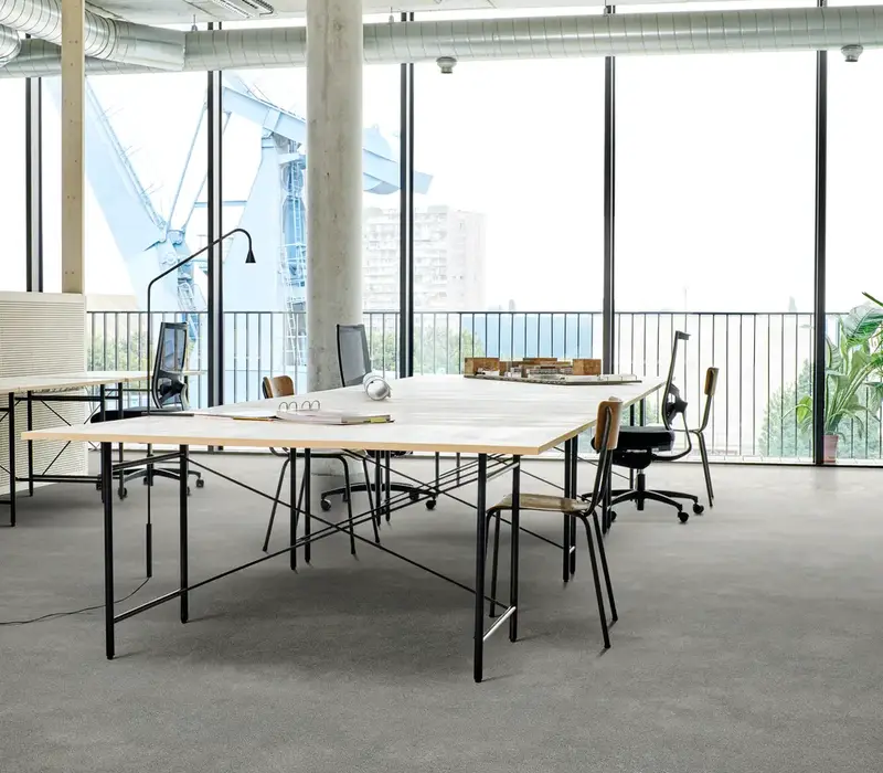 Espacio de trabajo abierto con piso de vinilo gris