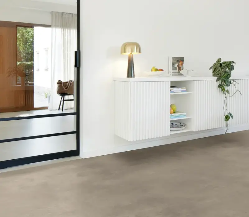Sala con piso de vinilo tipo concreto