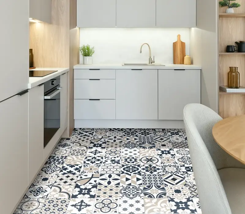 Cocina con piso de vinilo tipo azulejo